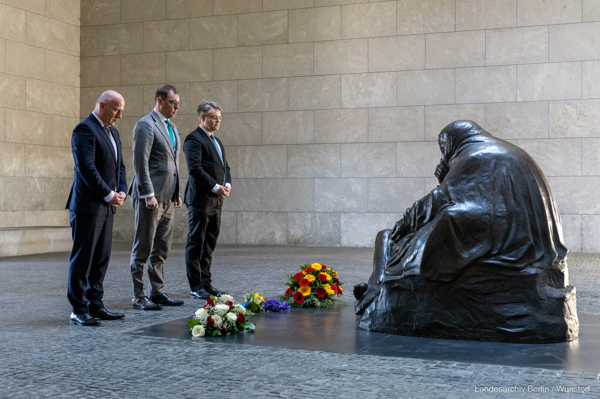 Stilles Gedenken und Niederlegen eines Blumengebindes anlässlich des 78. Jahrestages des Endes des Zweiten Weltkrieges mit dem Botschafter der Ukraine in Deutschland Oleksij Makejew, Regierender Bürgermeister Kai Wegner, Staatsminister bei der Bundesministerin des Auswärtigen Tobias Lindner in der Neuen Wache, Unter den Linden 5-7, Berlin-Mitte.