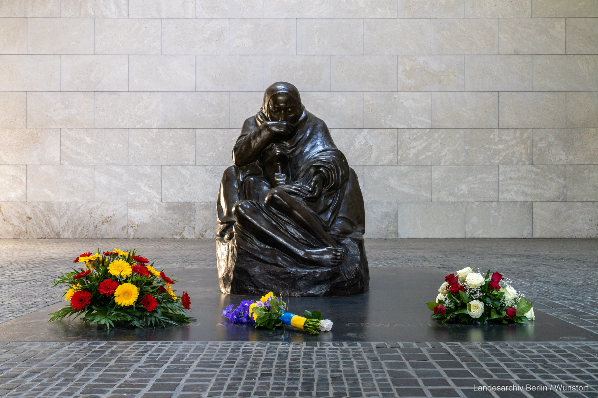 Stilles Gedenken und Niederlegen eines Blumengebindes anlässlich des 78. Jahrestages des Endes des Zweiten Weltkrieges mit dem Botschafter der Ukraine in Deutschland Oleksij Makejew, Regierender Bürgermeister Kai Wegner, Staatsminister bei der Bundesministerin des Auswärtigen Tobias Lindner in der Neuen Wache, Unter den Linden 5-7, Berlin-Mitte.