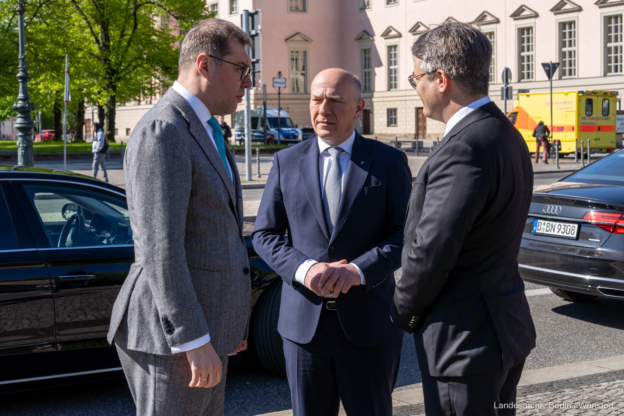 Stilles Gedenken und Niederlegen eines Blumengebindes anlässlich des 78. Jahrestages des Endes des Zweiten Weltkrieges mit dem Botschafter der Ukraine in Deutschland Oleksij Makejew, Regierender Bürgermeister Kai Wegner, Staatsminister bei der Bundesmin