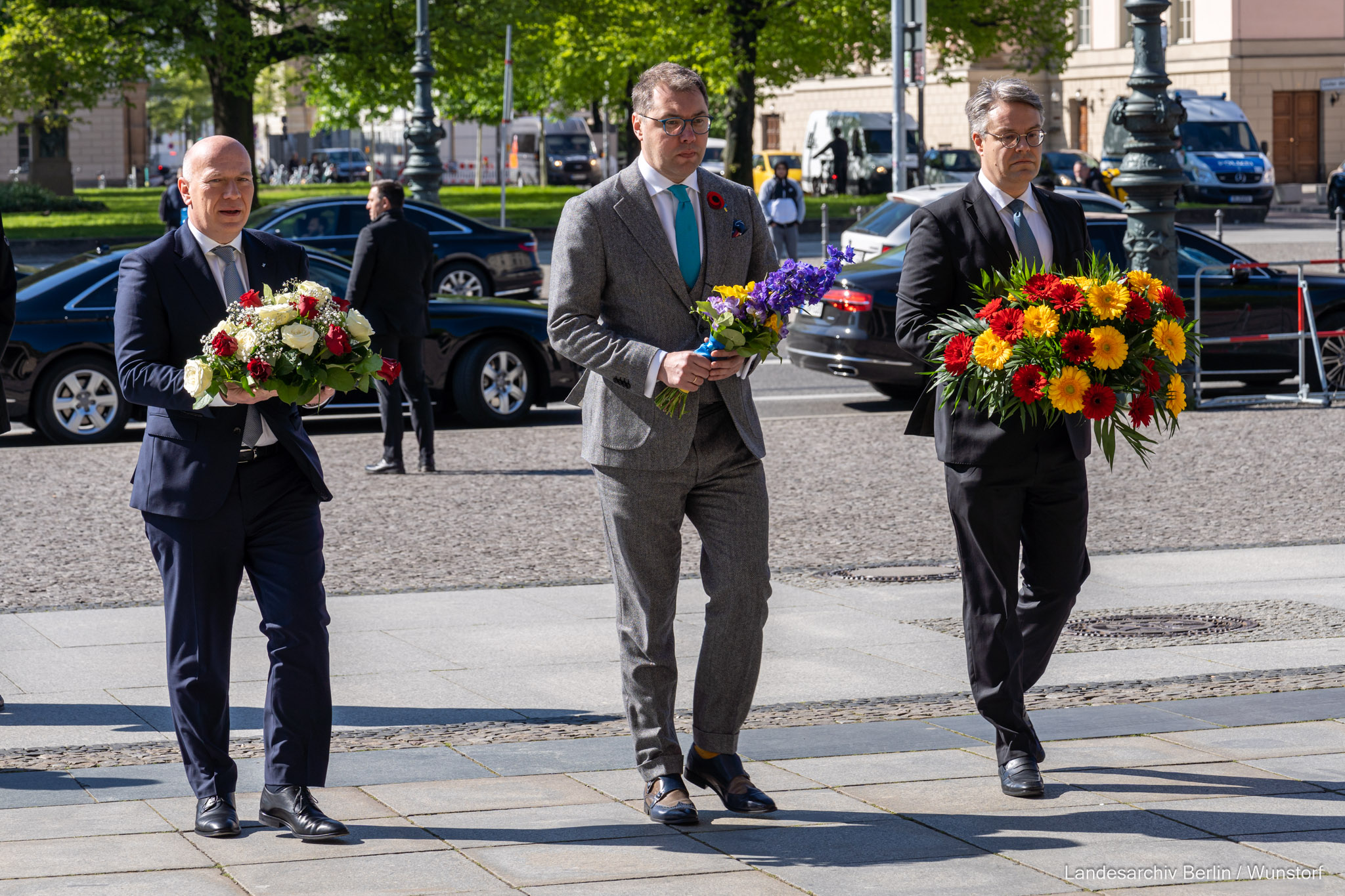 Stilles Gedenken und Niederlegen eines Blumengebindes anlässlich des 78. Jahrestages des Endes des Zweiten Weltkrieges mit dem Botschafter der Ukraine in Deutschland Oleksij Makejew, Regierender Bürgermeister Kai Wegner, Staatsminister bei der Bundesministerin des Auswärtigen Tobias Lindner in der Neuen Wache, Unter den Linden 5-7, Berlin-Mitte.