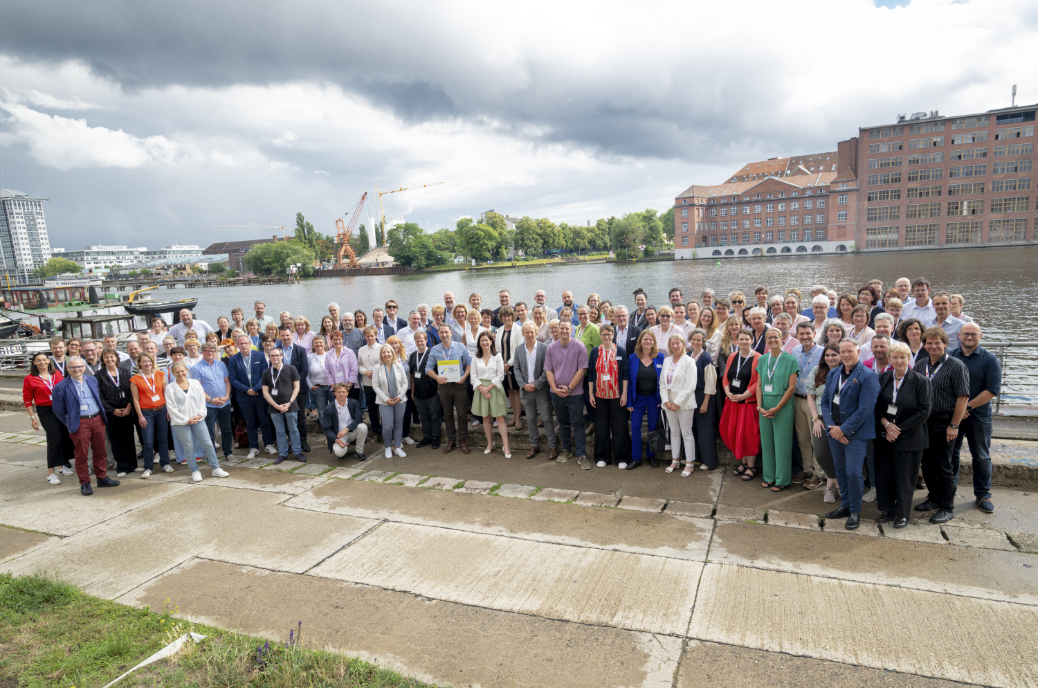 Gruppenbild mit allen Teilnehmenden der Auftaktveranstaltung zum Startchancen-Programm in Berlin an der Spree