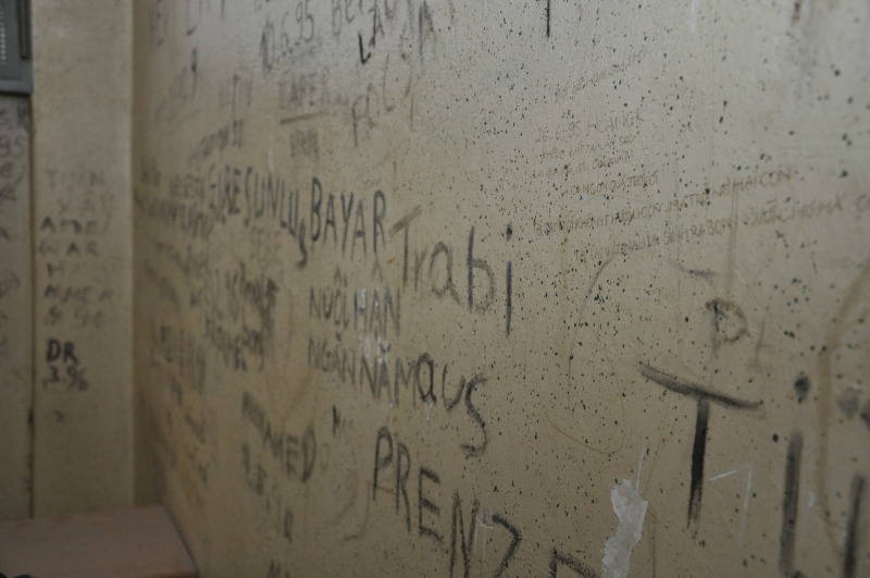 Wandbeschriftung von Abschiebehäftlingen im Gefängnis Keibelstraße