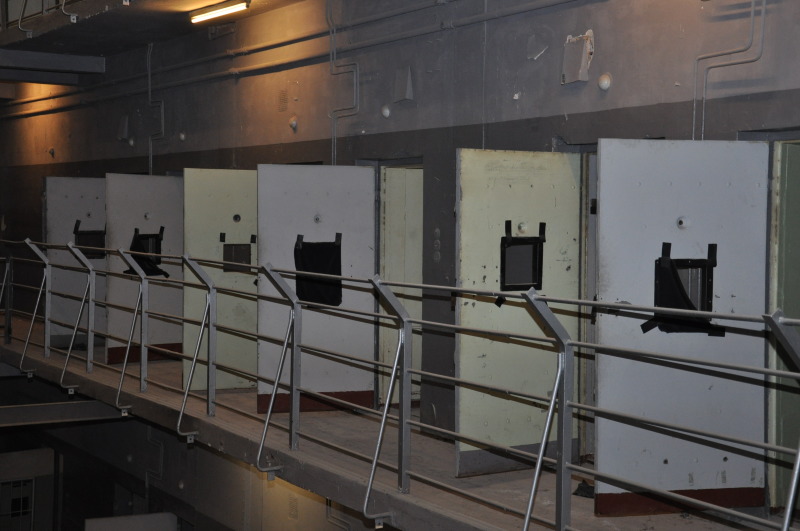 Zellengang in der 1. Etage des Gefängnisses Keibelstraße