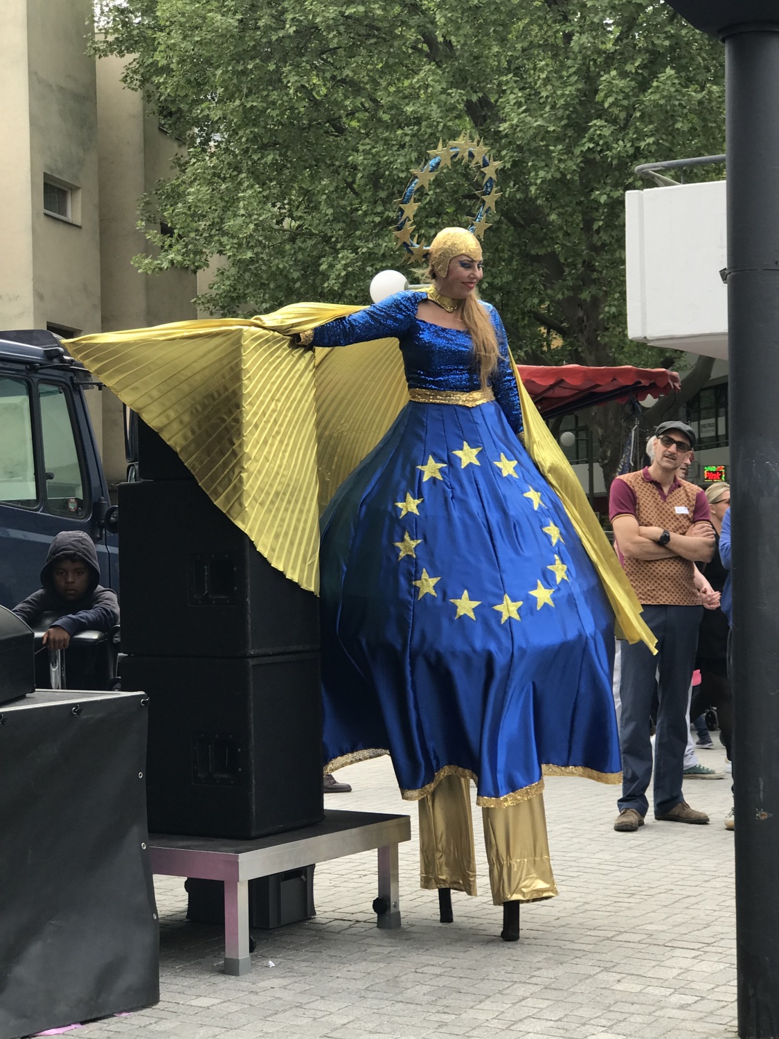 Madame Europa auf Stelzen