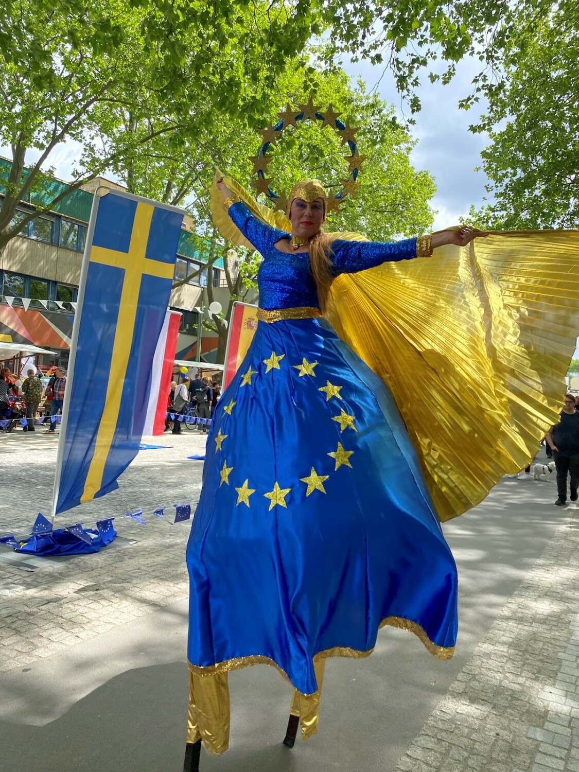 Madame Europa die Stelzenfrau