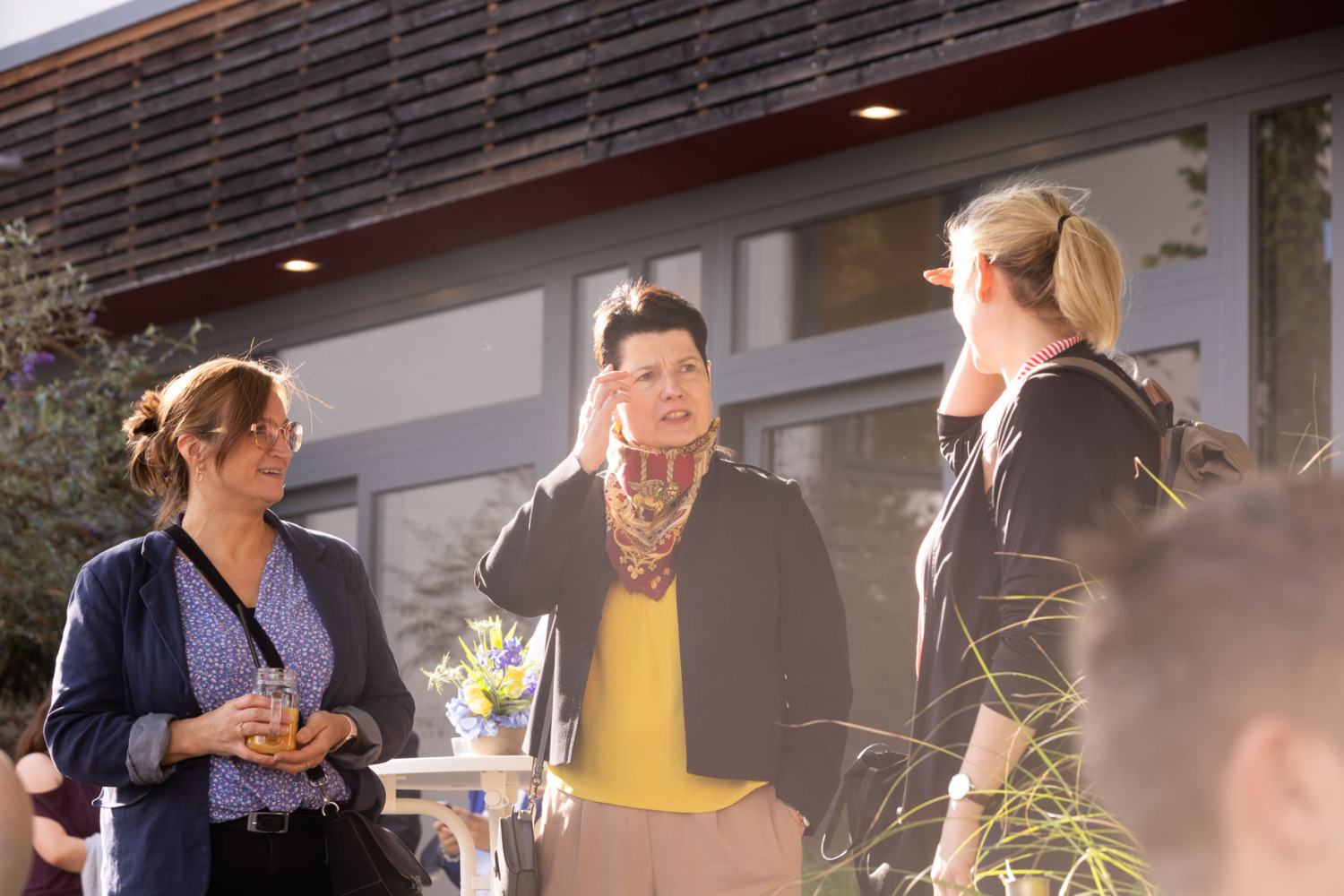 3 Frauen unterhalten sich 