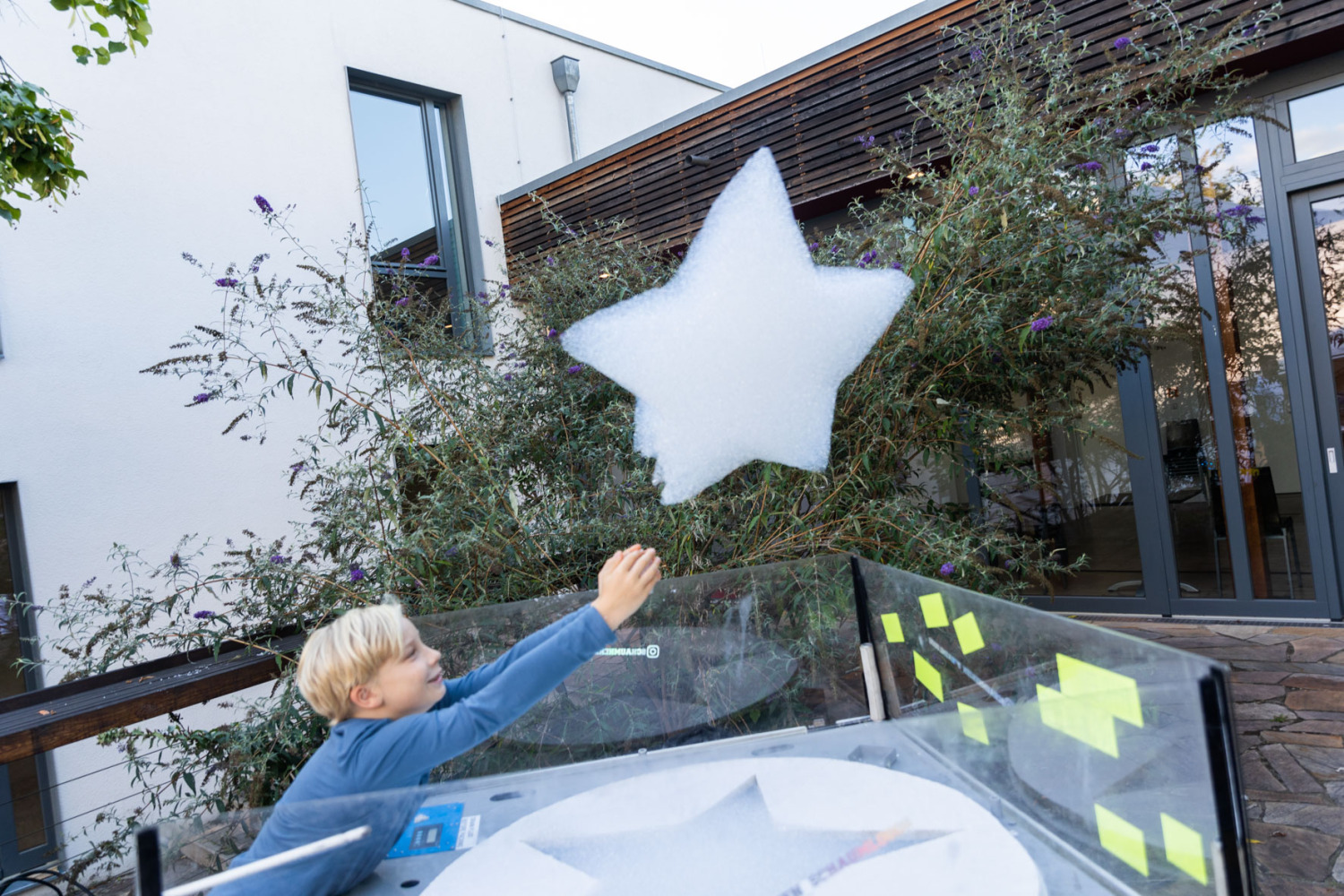 Junge lässt Seifenstern fliegen