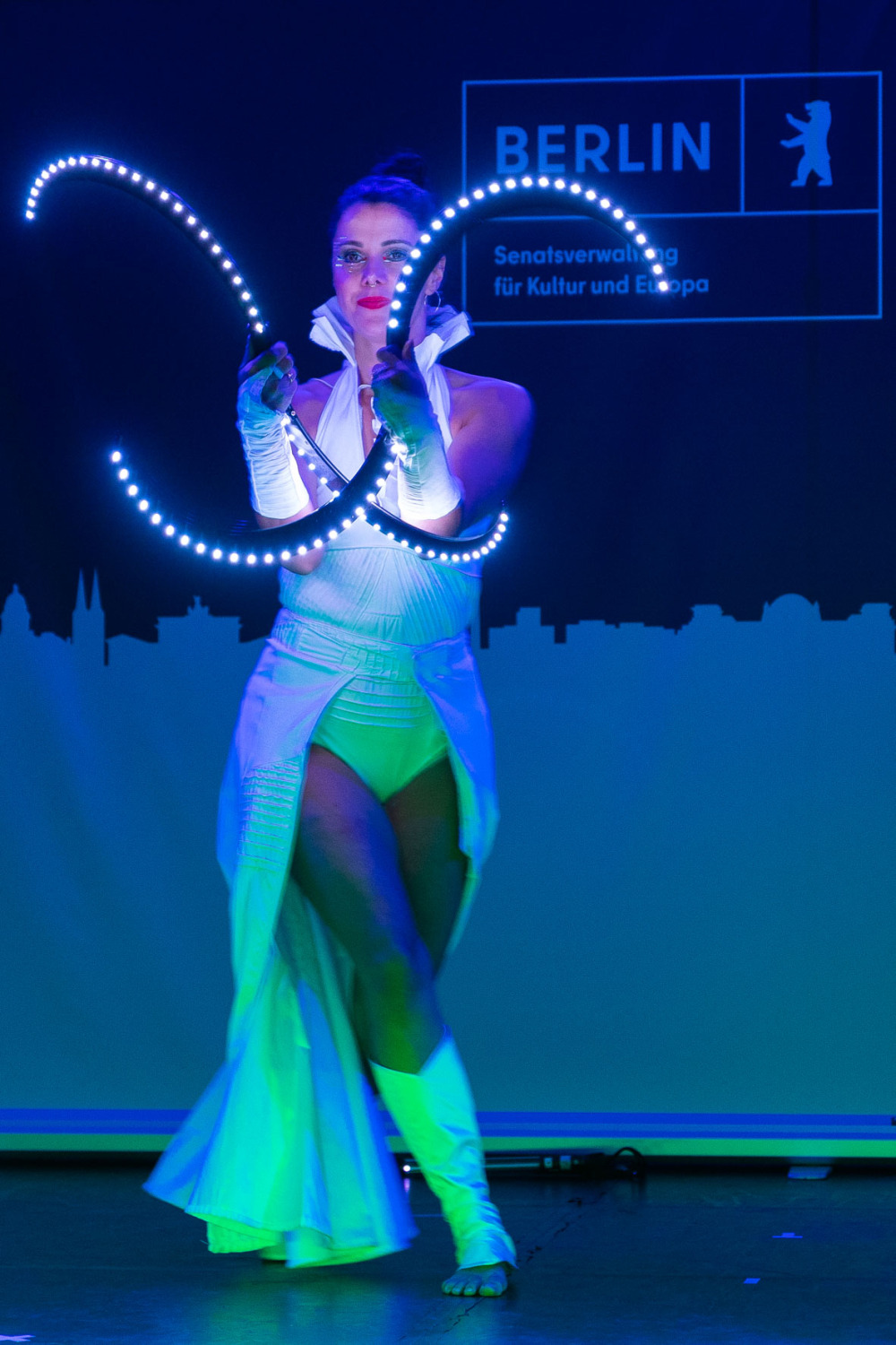 Frau hält leuchtende LED Kreise in der Hand 