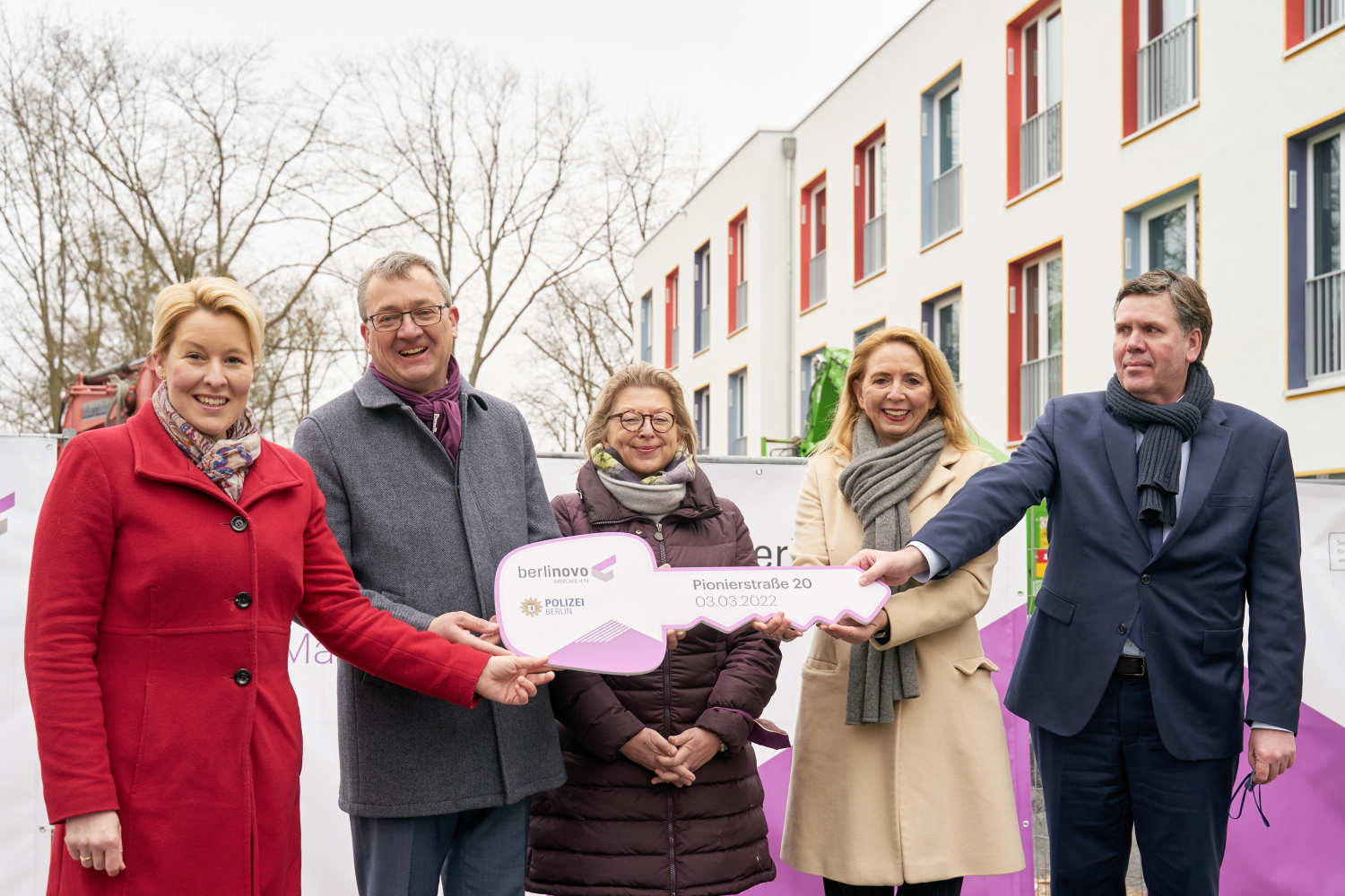 von links nach rechts: Franziska Giffey, Regierende Bürgermeisterin von Berlin; Alf Aleithe, Geschäftsführer der berlinovo; Silke Andresen-Kienz, Geschäftsführerin der berlinovo; Dr. Barbara Slowik, Polizeipräsidentin von Berlin; Torsten Akmann, Staatssekretär der Senatsverwaltung für Inneres, Digitalisierung und Sport