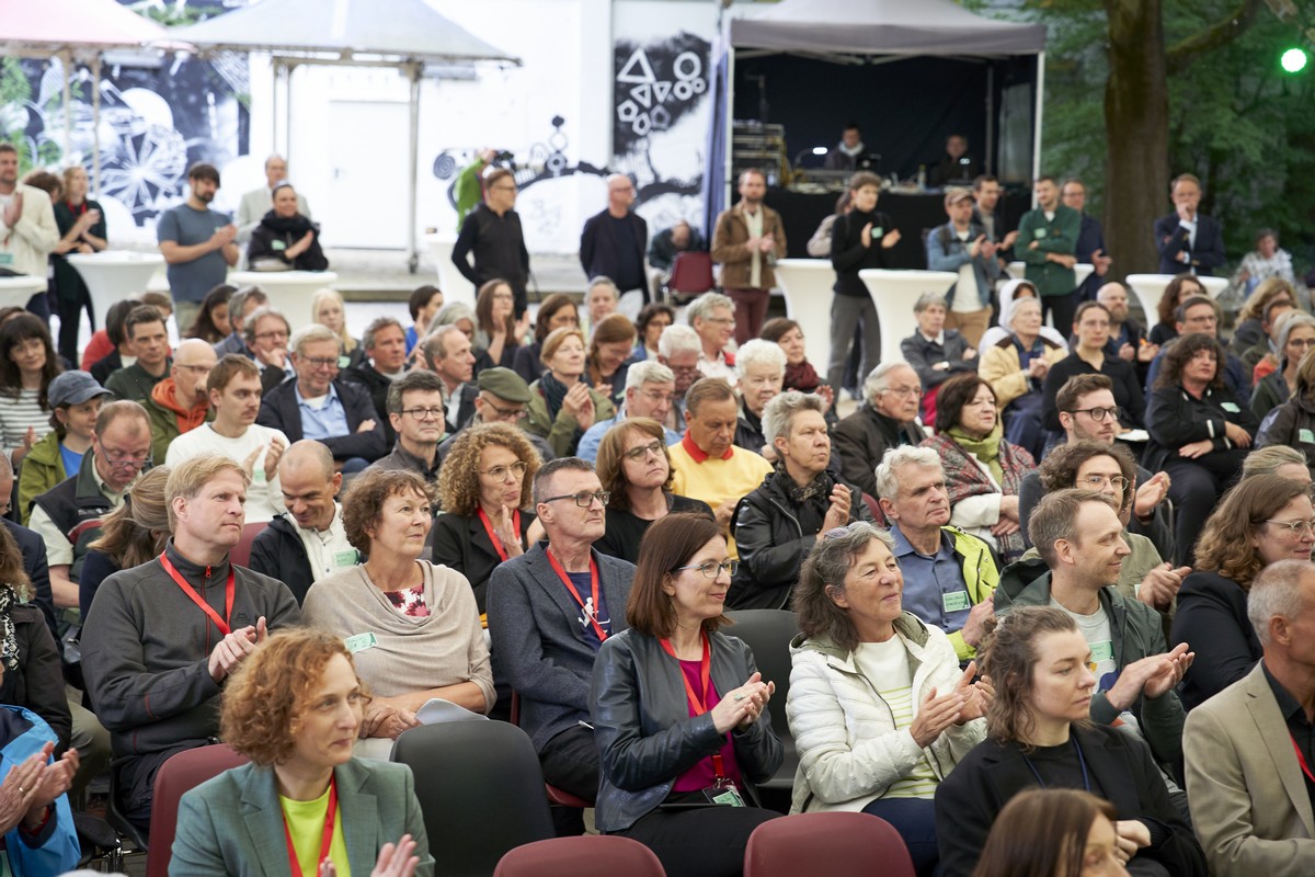 Viele Personen sitzen in einer Kinobestuhlung.