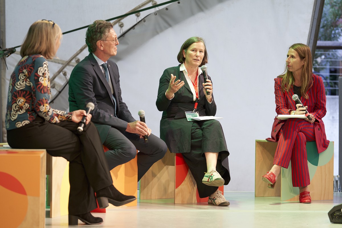 Drei Frauen und ein Mann sitzen auf der Bühne. Eine der Frauen spricht in ein Mikrofon. Es diskutieren: Prof. Undine Giseke, Senator Christian Gaebler, Prof. Dr. Stefanie Hennecke und Ricarda Pätzold