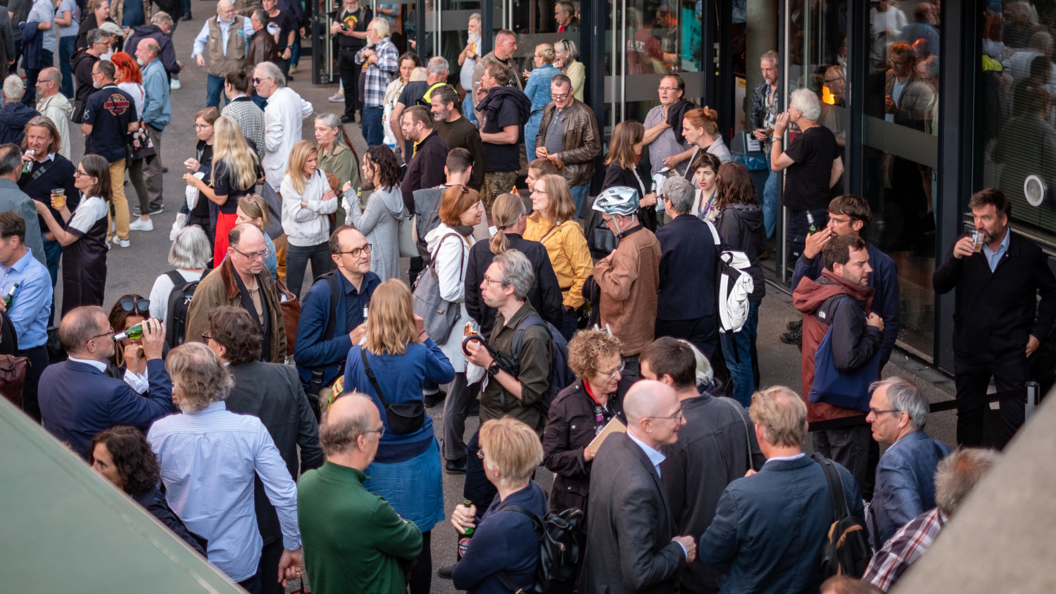 Bei kühlen Getränken und warmen Temperaturen endete das Stadtforum mit einem Gettogether. 