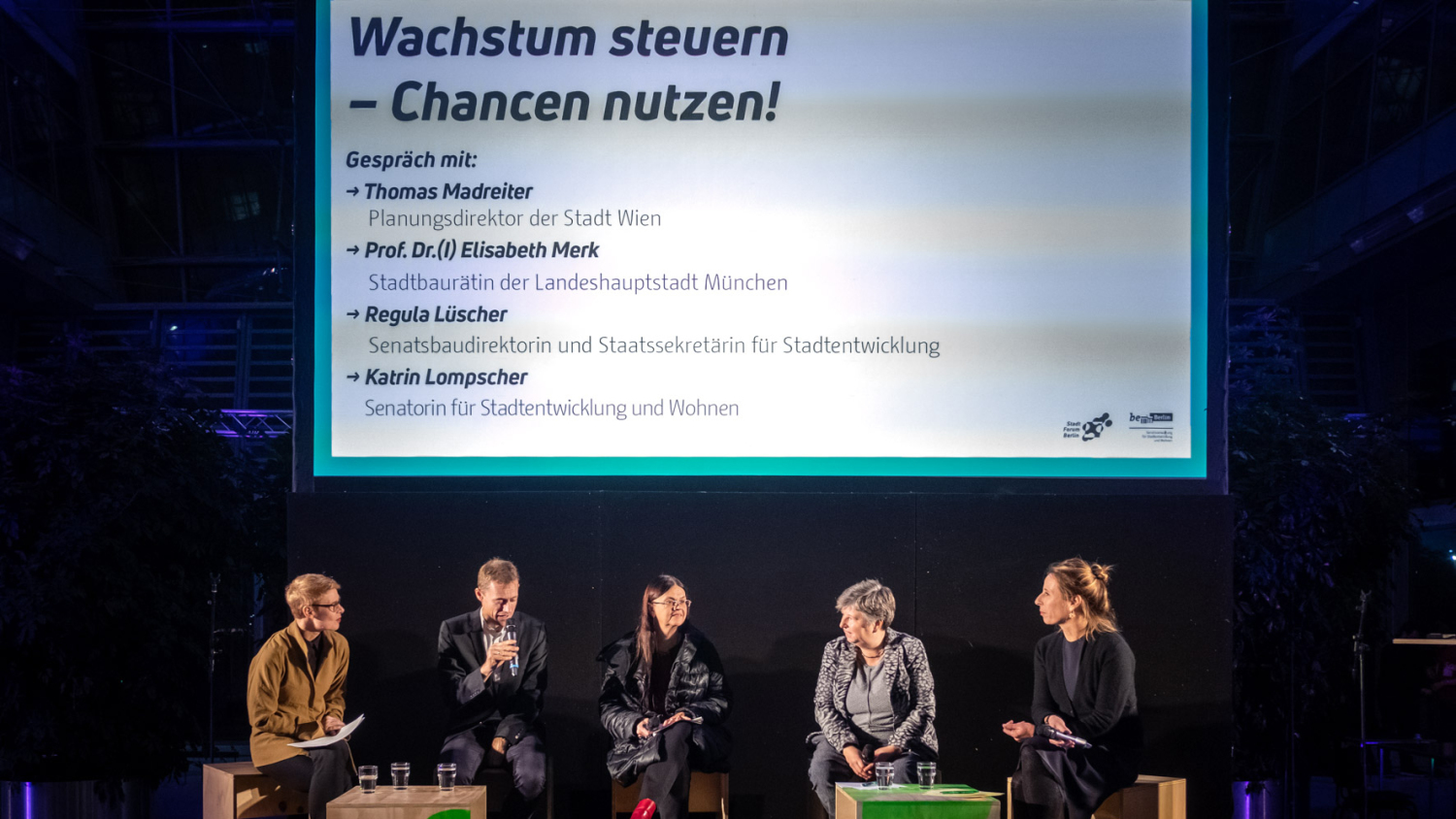 Im anschließenden Podiumsgespräch diskutierten Thomas Madreiter, Elisabeth Merk und Regula Lüscher über deren bisherige Arbeit mit Schwerpunkträumen und beantworteten Fragen von Bürgerinnen und Bürgern.