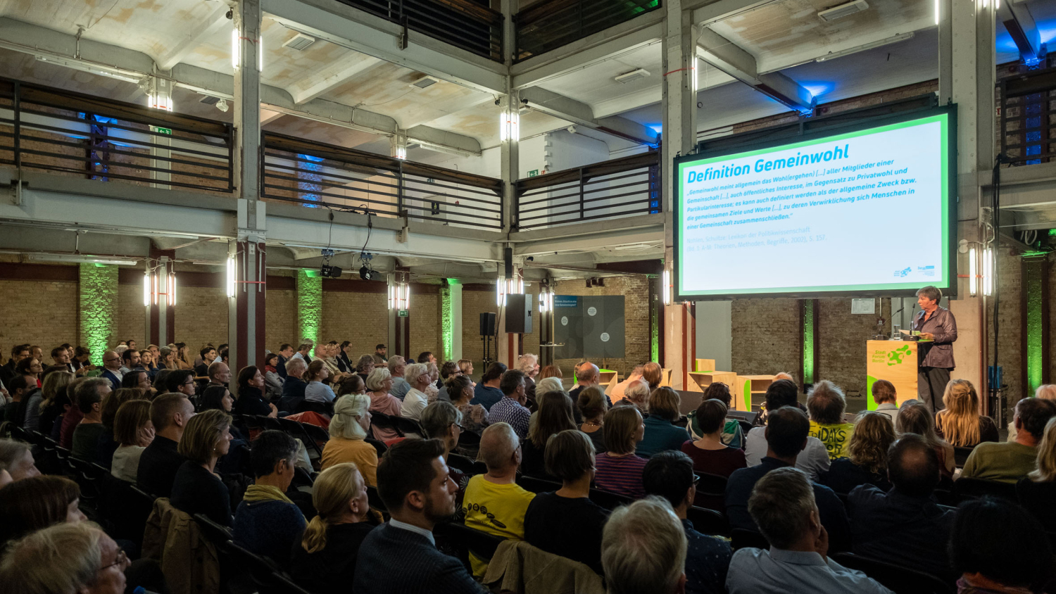 Gemeinwohlorientierung ist die Handlungsmaxime einer verantwortungsvollen Stadtentwicklungspolitik. Am 23. September 2019 diskutierten die Teilnehmerinnen und Teilnehmer des Stadtforums Gemeinwohl! Wie gestalten wir Berlin solidarisch? daher über eine Stadtentwicklung zum Wohle aller. 