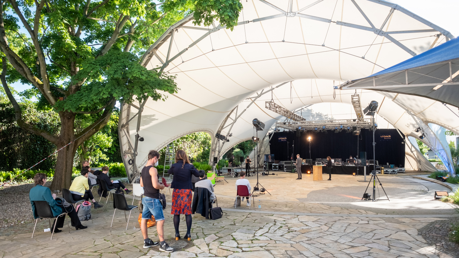 Das Stadtforum wurde von der Freilichtbühne der ufaFarbik live übertragen.