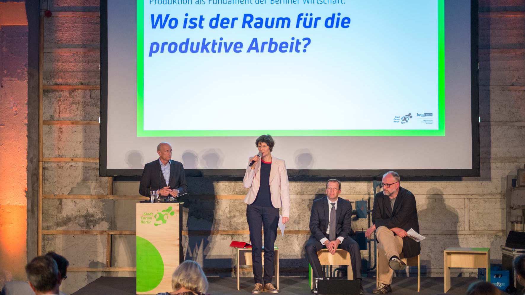 Dr. Ursula Flecken (Planergemeinschaft für Stadt und Raum) stellte die Ergebnisse des Forum 1 „Wo ist der Raum für die produktive Arbeit?“ vor.