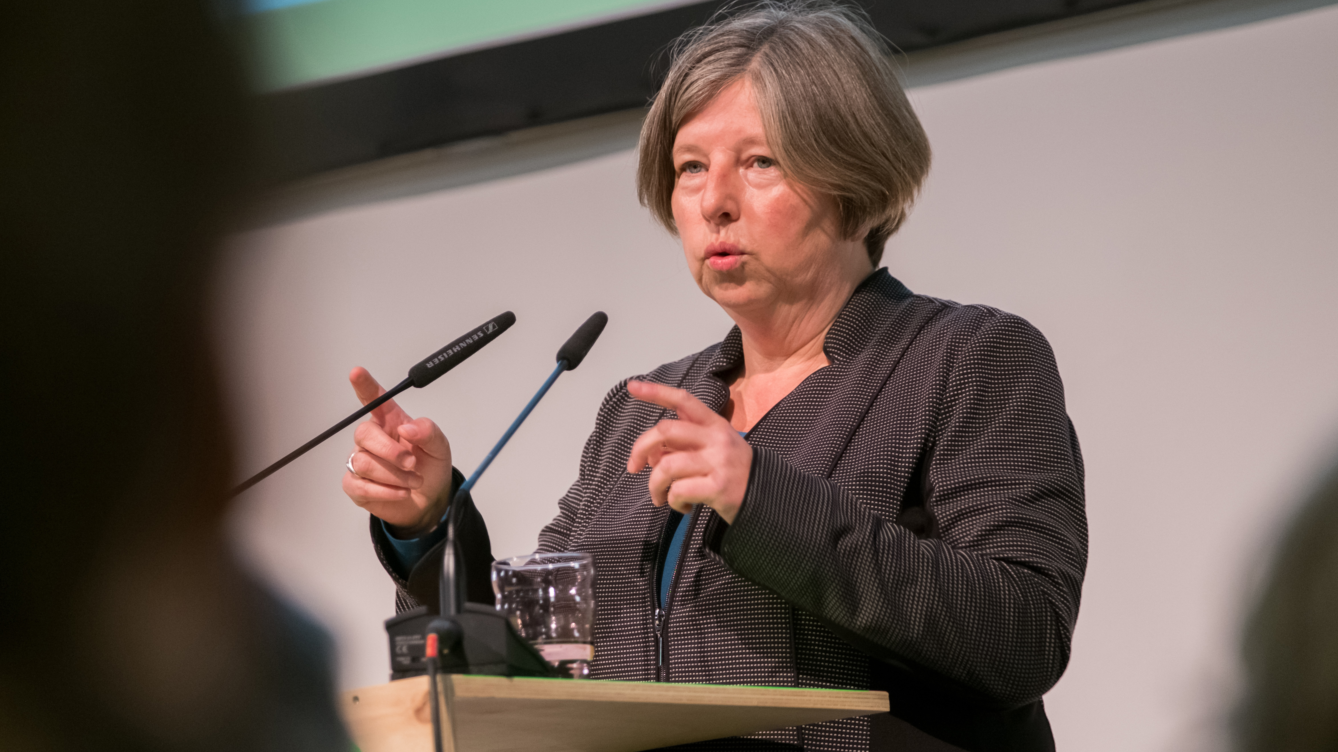 Katrin Lompscher, Senatorin für Stadtentwicklung und Wohnen, sprach über stadtentwicklungspolitische Strategien und Ziele im Wohnungsbau.