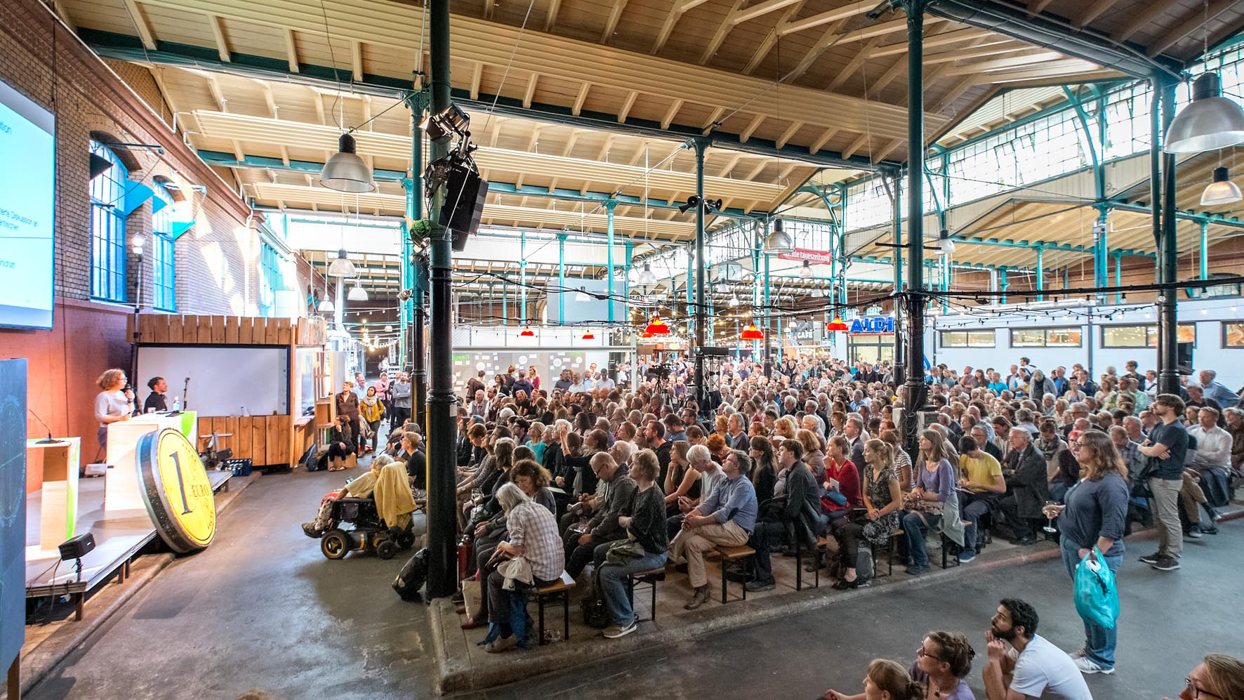 In der Kreuzberger Markthalle Neun versammelten sich rund 650 Bürgerinnen und Bürger sowie Vertreterinnen und Vertreter von Initiativen zum ersten Stadtforum der neuen Legislaturperiode.