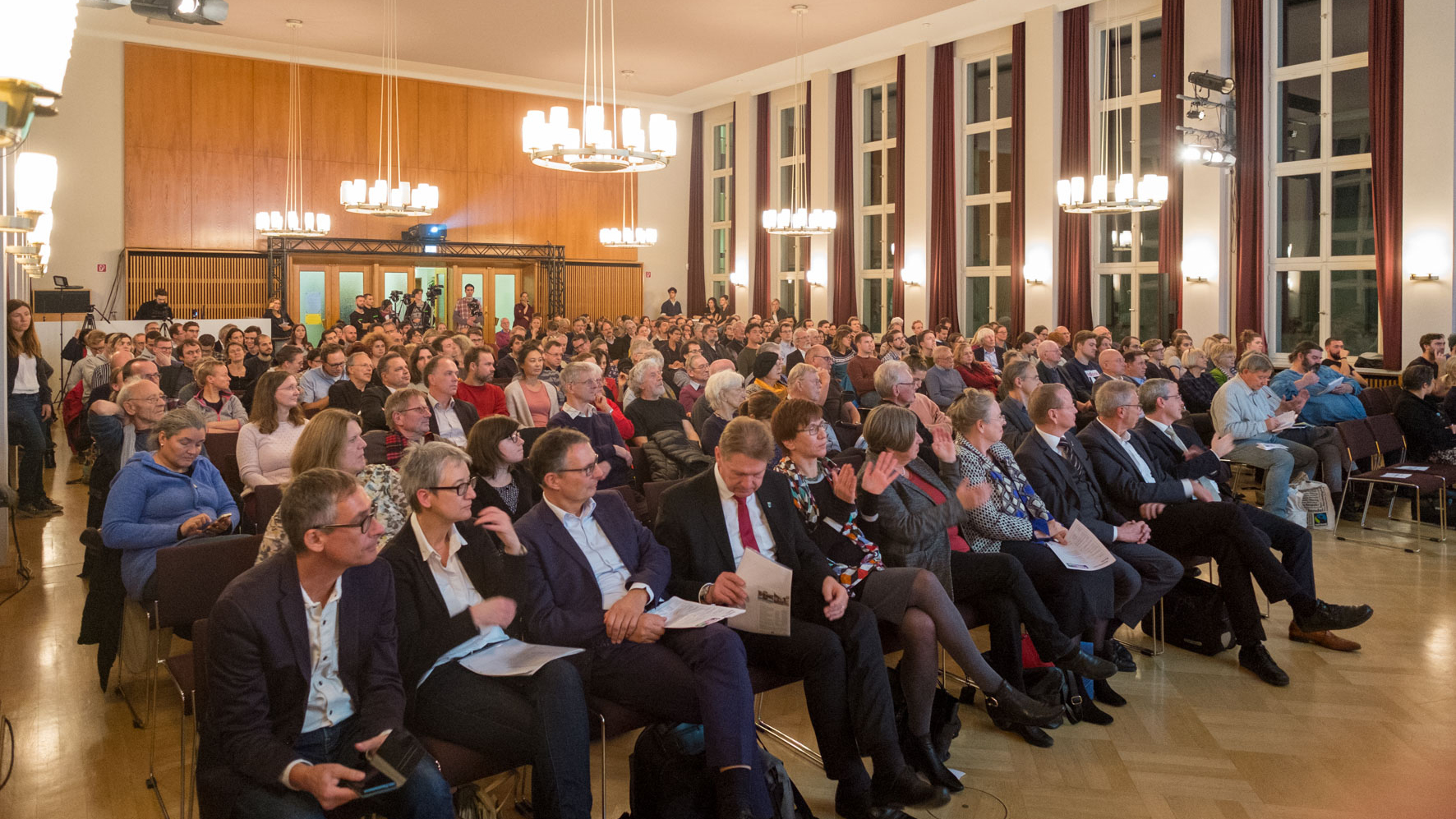 Das Auditorium Friedrichstraße war bis auf den letzten Platz gefüllt, etwa 330 Teilnehmerinnen und Teilnehmer besuchten das Stadtforum StadtUmland!.