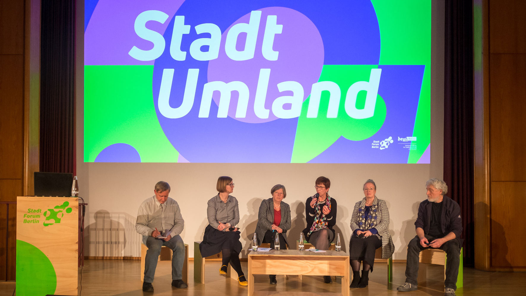 Senatorin Katrin Lompscher, Ministerin Kathrin Schneider und Maren Kern vom Verband Berlin-Brandenburgischer Wohnungsunternehmen e.V. (BBU) diskutierten mit Bürgern über „Wachstum der Großstadtregion Berlin-Brandenburg als Chance!“. 