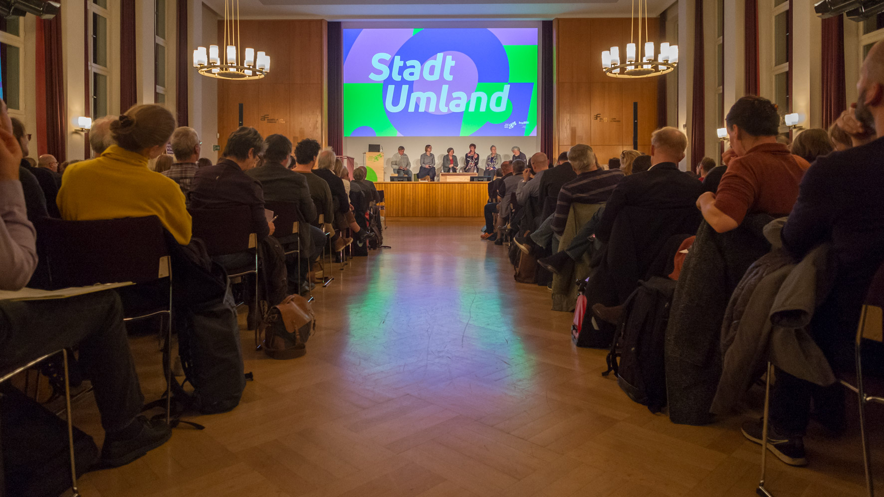 Die Entwicklung Berlins wird zukünftig noch stärker als bisher gemeinsam mit der Region zu verstehen und zu gestalten sein. Länderübergreifende Kooperationen standen daher im Fokus des Stadtforums StadtUmland! Gemeinsam wachsen.