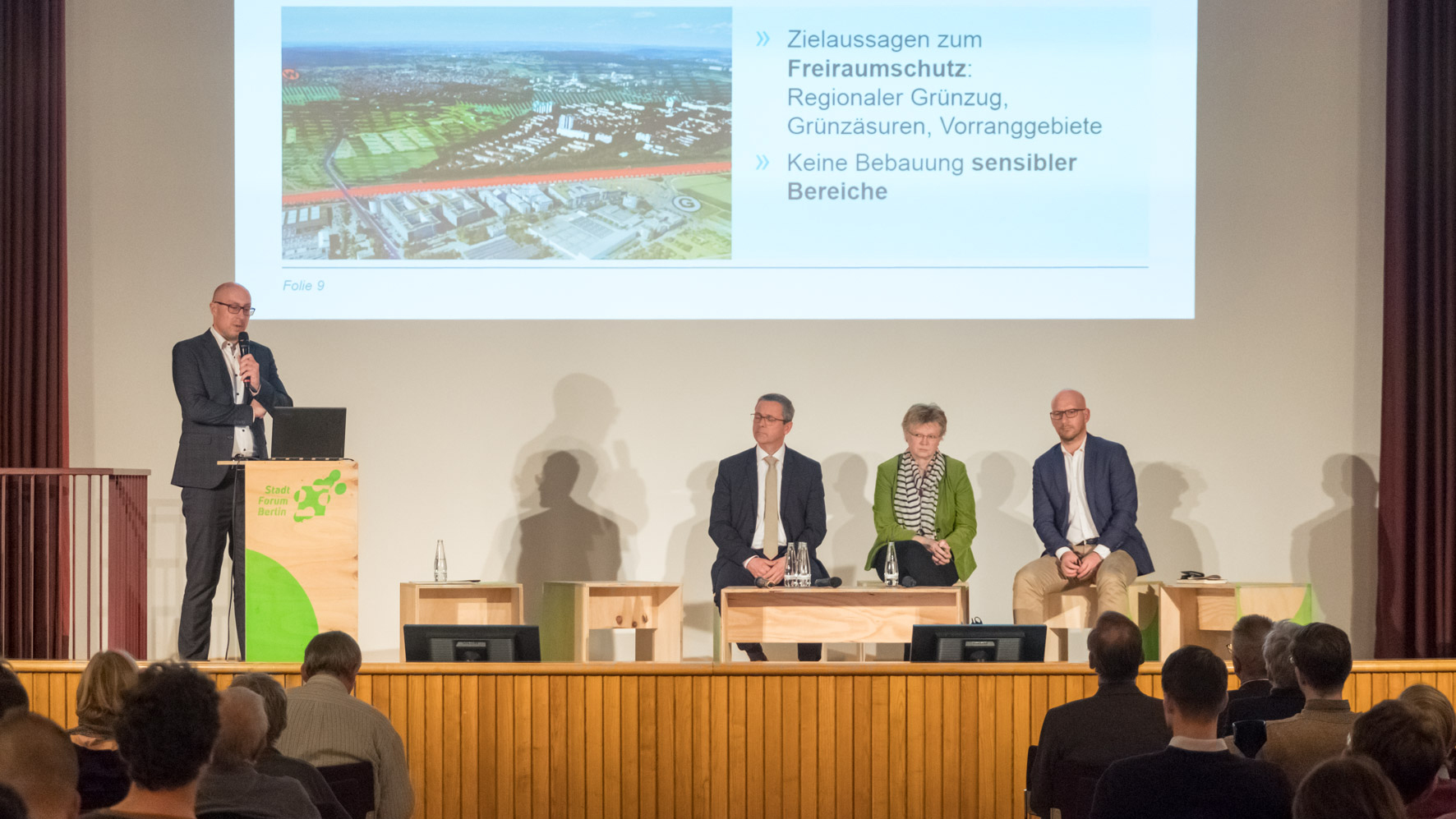 In drei Foren diskutierten die Teilnehmer*innen anschließend mit Expert*innen wie wir die Zukunft der Stadtregion gestalten können. „Durch Orte zum Wohnen die Stadtregion weiterentwickeln“ war das Thema in Forum #1.