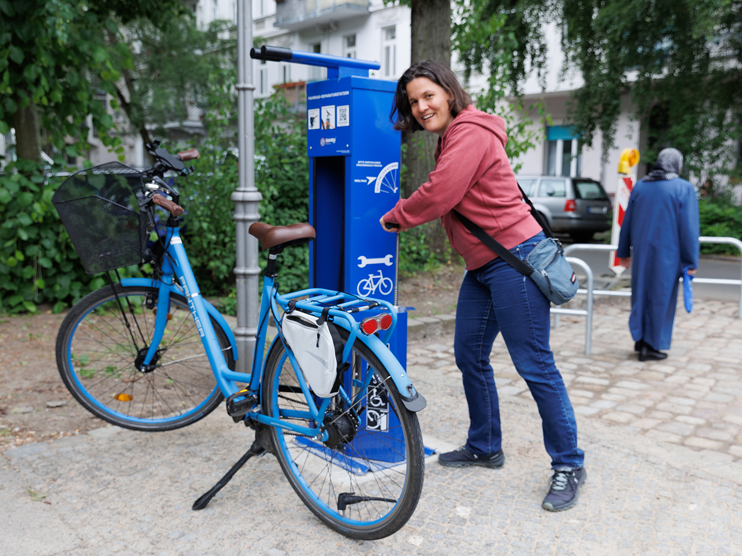 Margaretha Seels (BA Mitte) testet die neue Reparatursäule bei den Fahrradstellplätzen