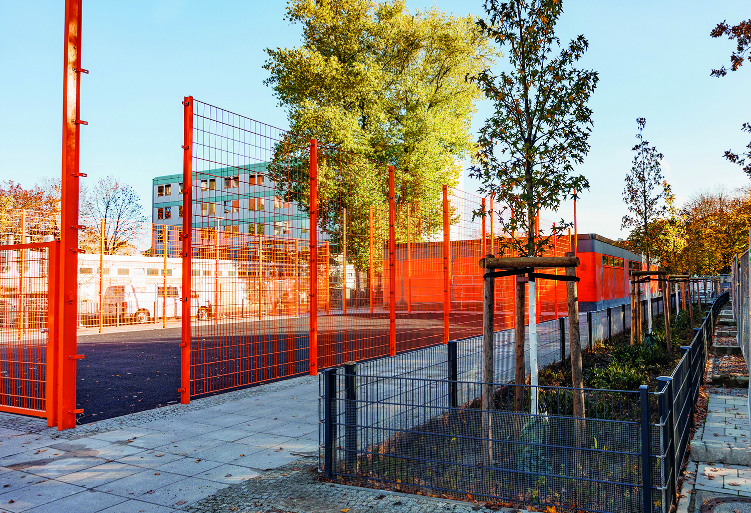 Stadtplatz Halemweg mit neuen Bäumen in der Rigole