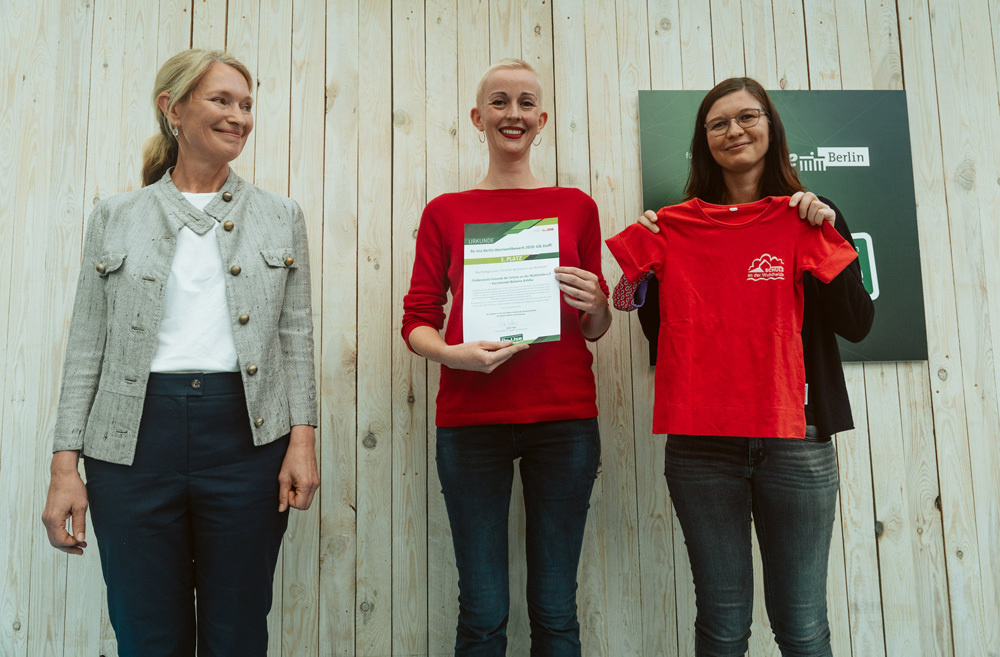 3. Preis an das Projekt „Nachhaltige Schul-T-Shirts für die Schule an der Wuhlheide” vom Förderverein Freunde der Schule an der Wuhlheide e.V. unter der Vorsitzenden Malwine Bahlke