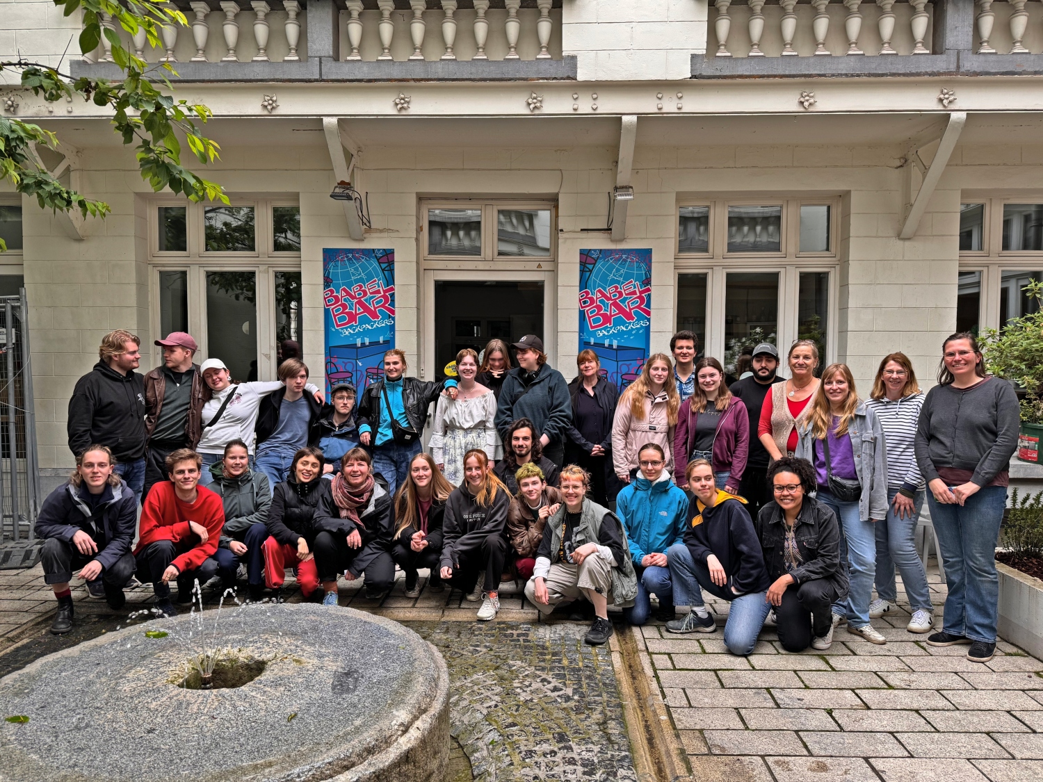 Gruppenbild vor dem Hostel