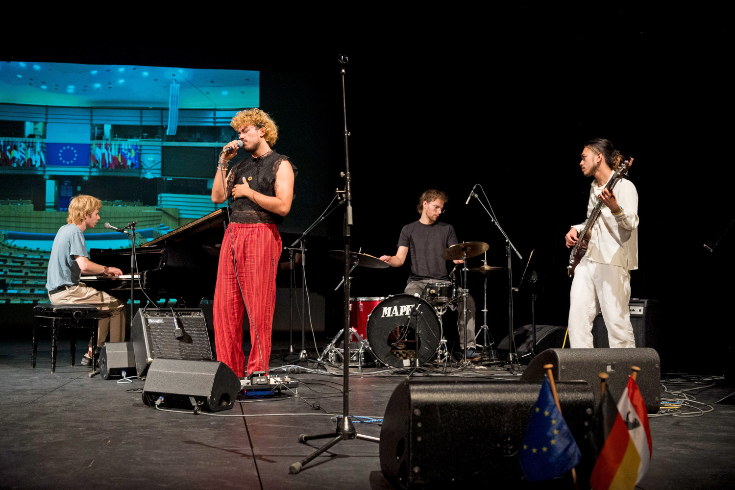 Leonel Toruño und Band mit dem Song Barfuß