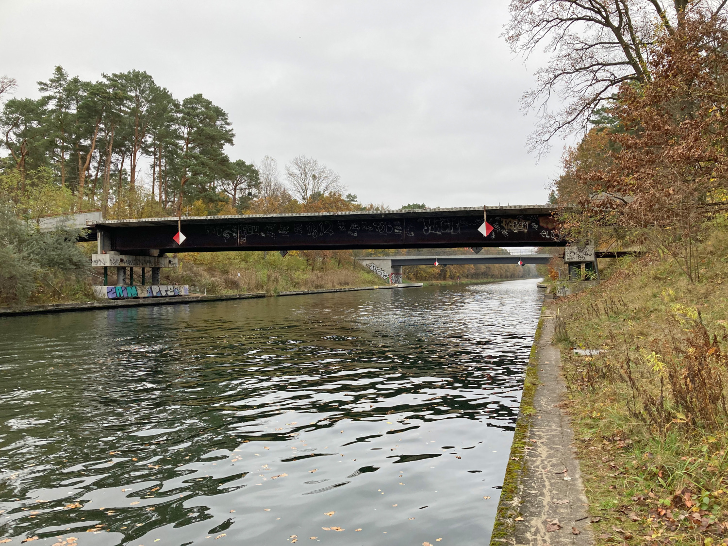 Die ersten Abbrucharbeiten sind abgeschlossen. Ansicht der Behelfsbruecke und dahinter die neue Brücke in Richtung Süden (November 2024)