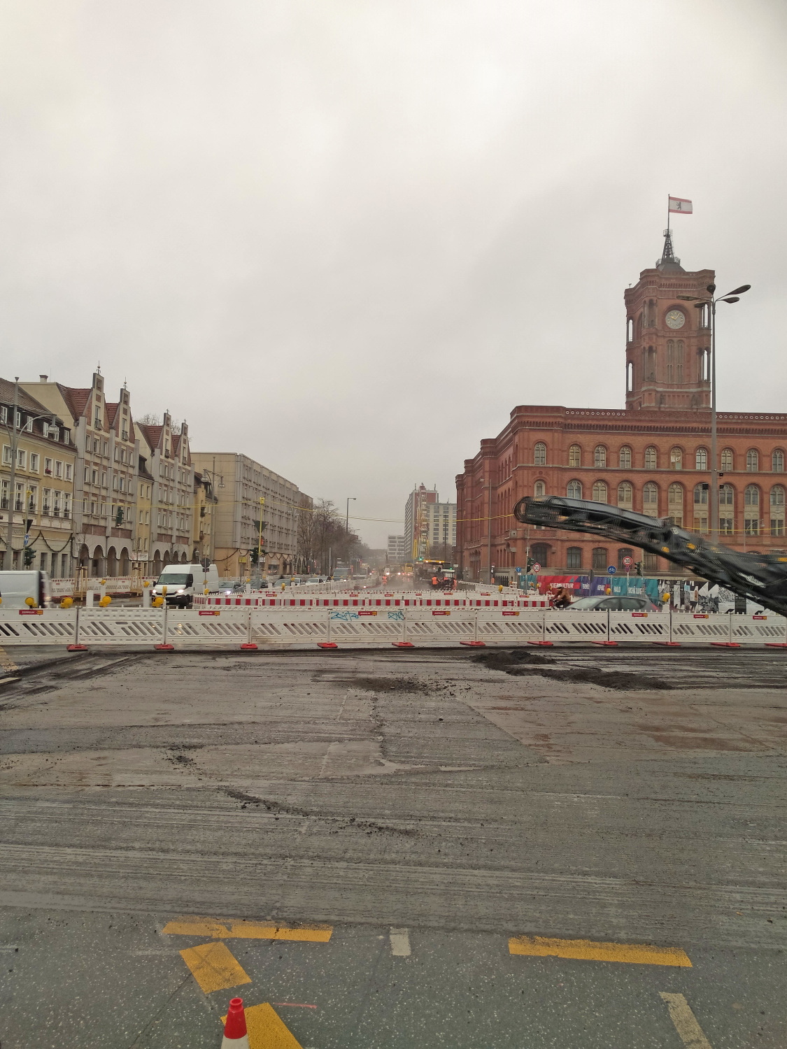 Spandauer Straße, Fertigstellung Asphaltdecke Mittelstreifen, 2021