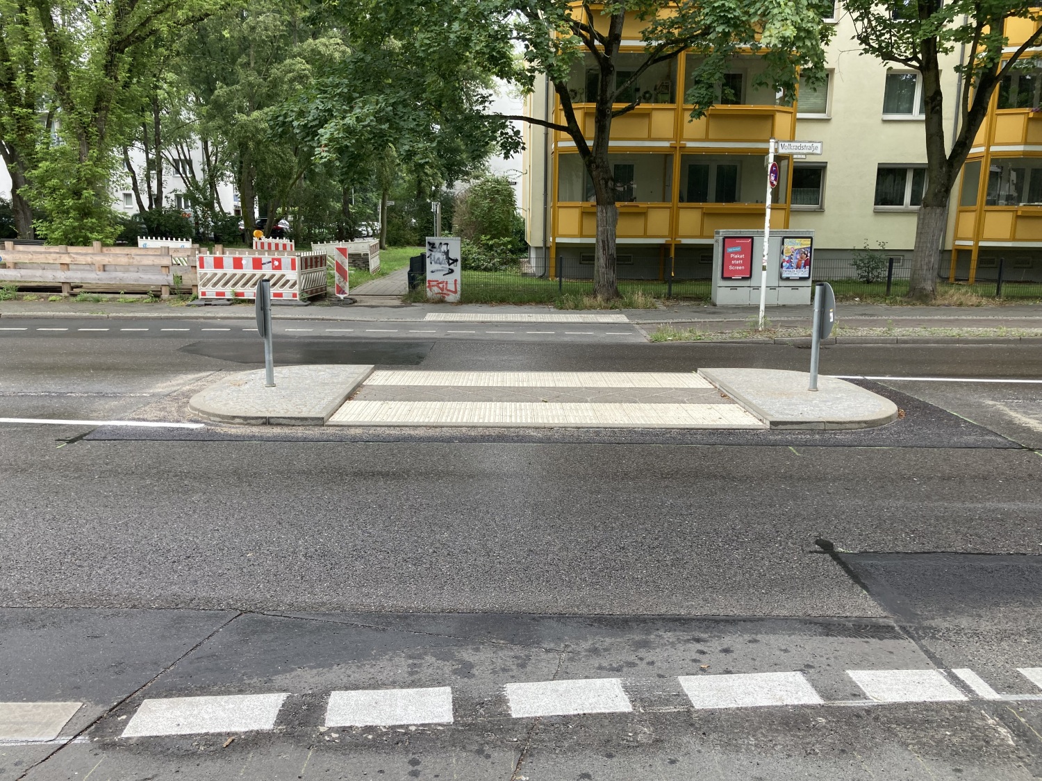 Mittelinsel Volkradstraße, Juni 2024