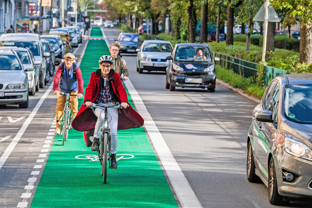 Green markings: this space is for cyclists!