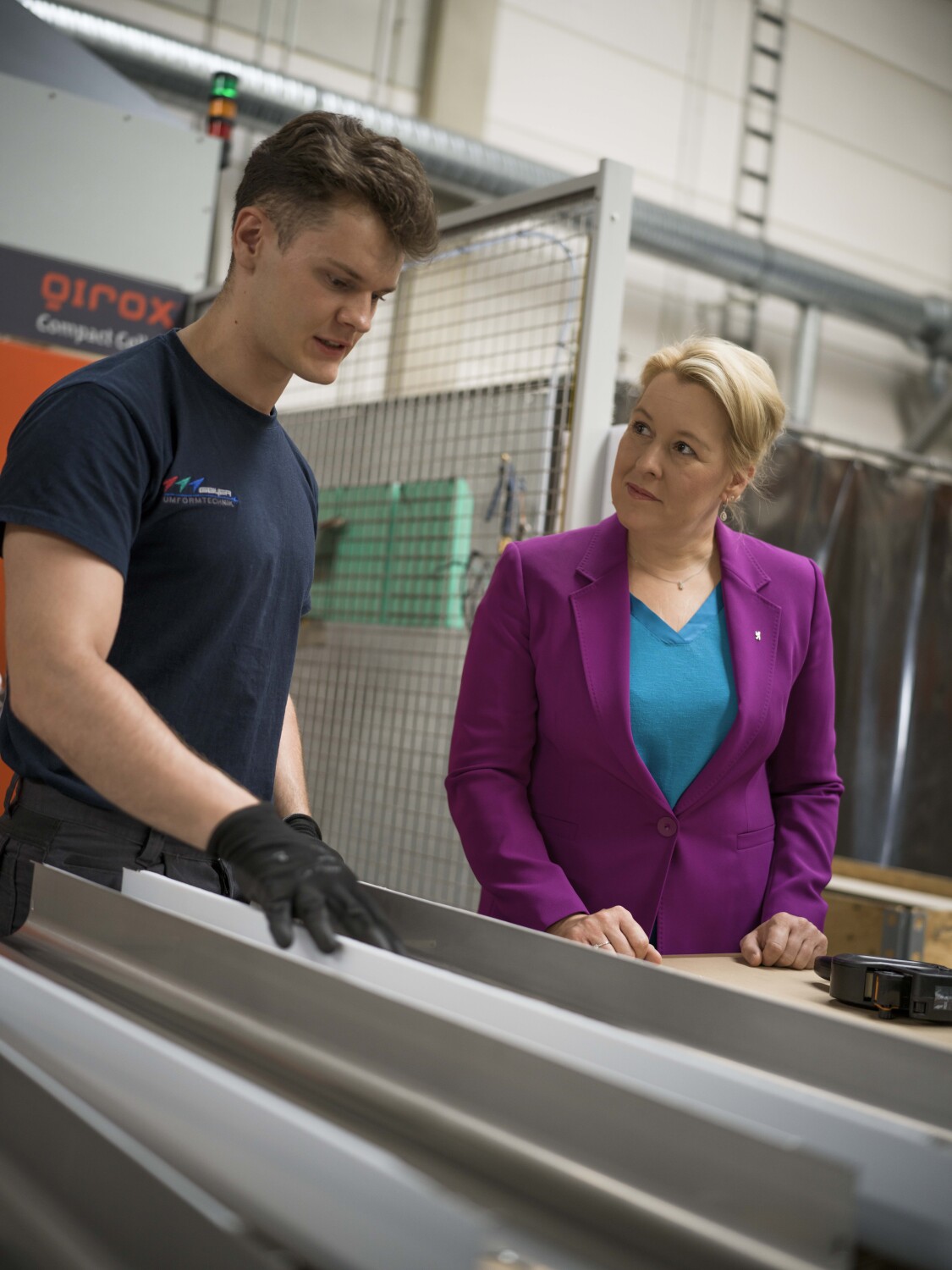 Senatorin Franziska Giffey im Gespräch mit Mitarbeiter