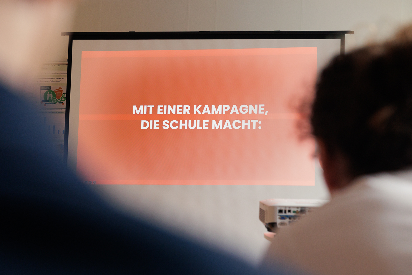 Blick auf die Präsentation der Kampagne. Zu sehen ist der Text: Mit einer Kampagne, die Schule macht