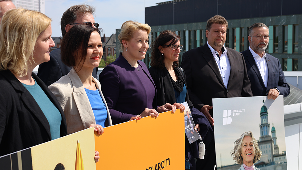 Franziska Giffey und weitere Personen bei der Solarcity Pressekonferenz.