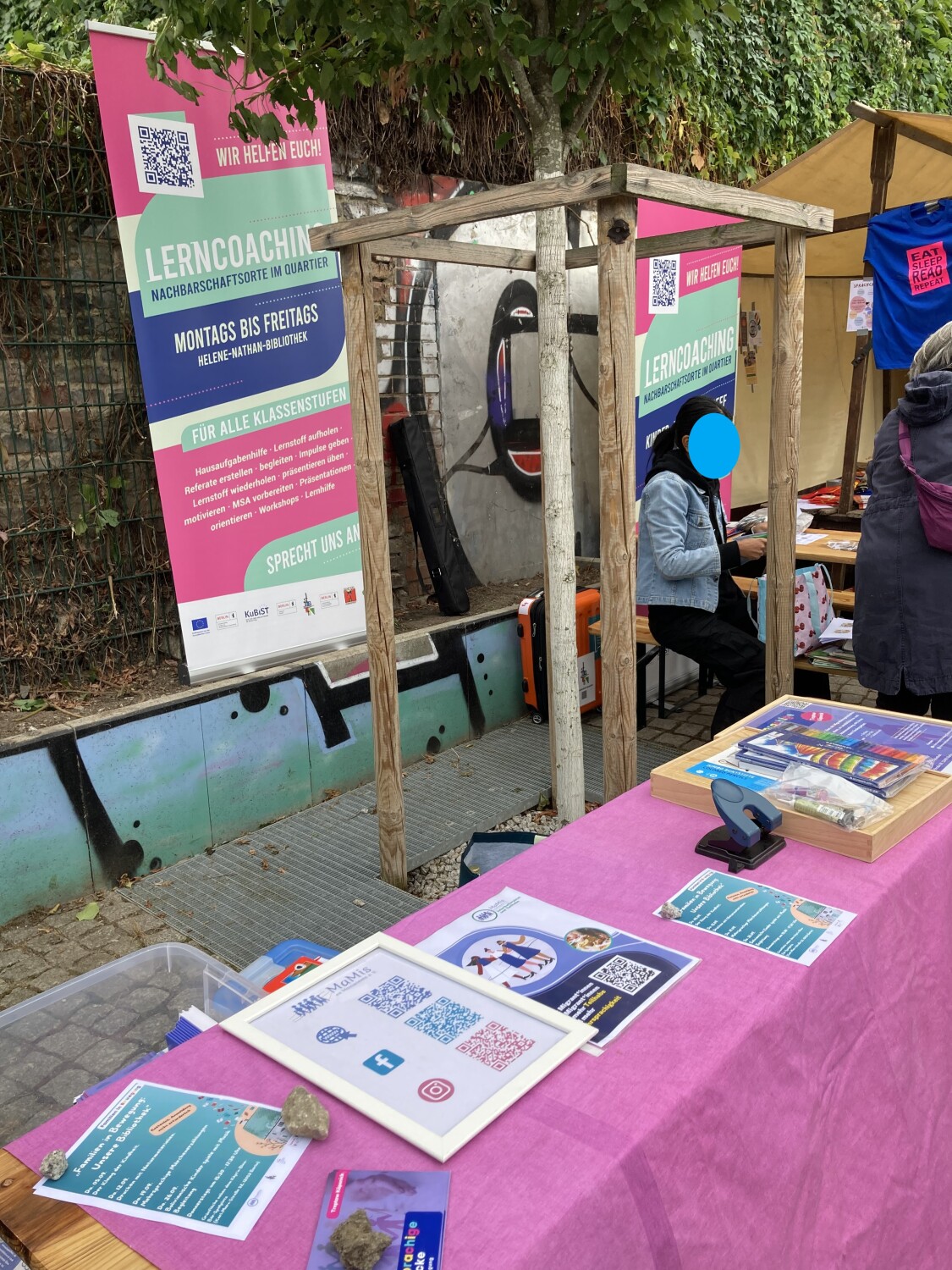 Stand der Stadtbibliothek Neukölln zur Eröffnung des Blueberry Inn am 13.09.2024