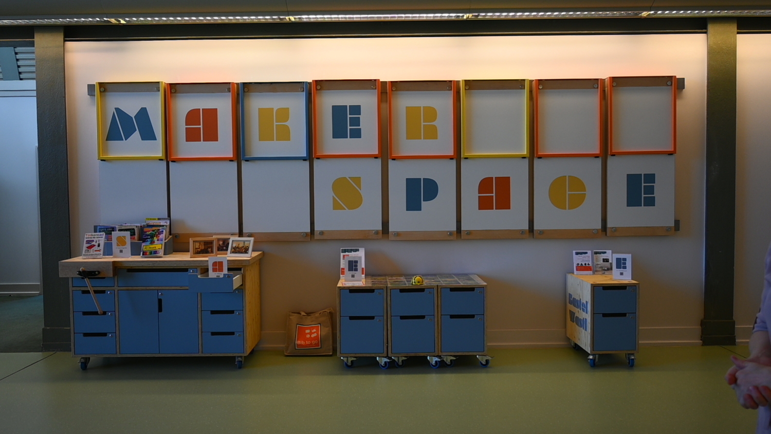 Makerspace Veranstaltungen - Wand mit Schriftzug und Schubladentischen