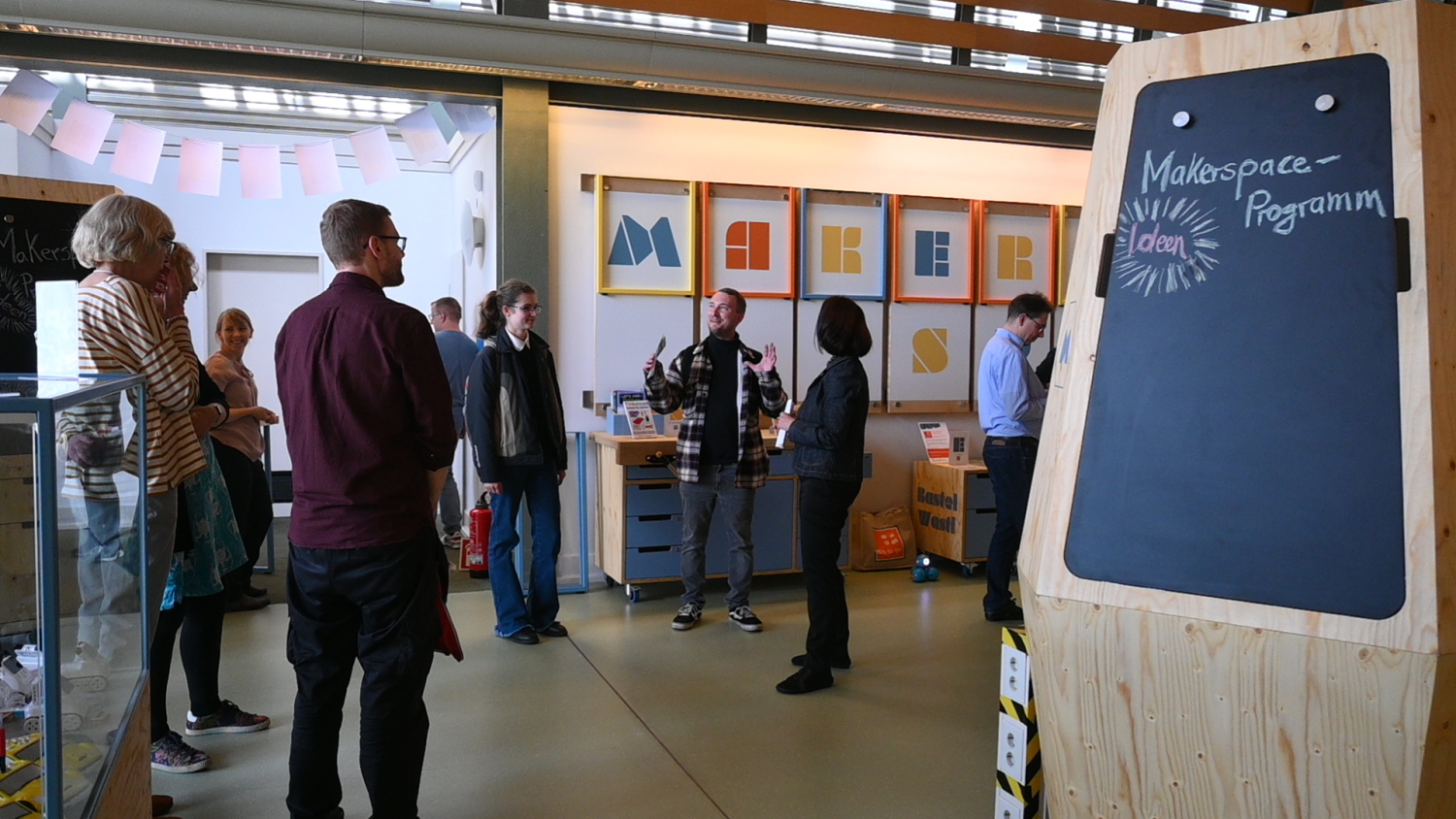 Makerspace Eröffnung Teilnehmer im Gespräch