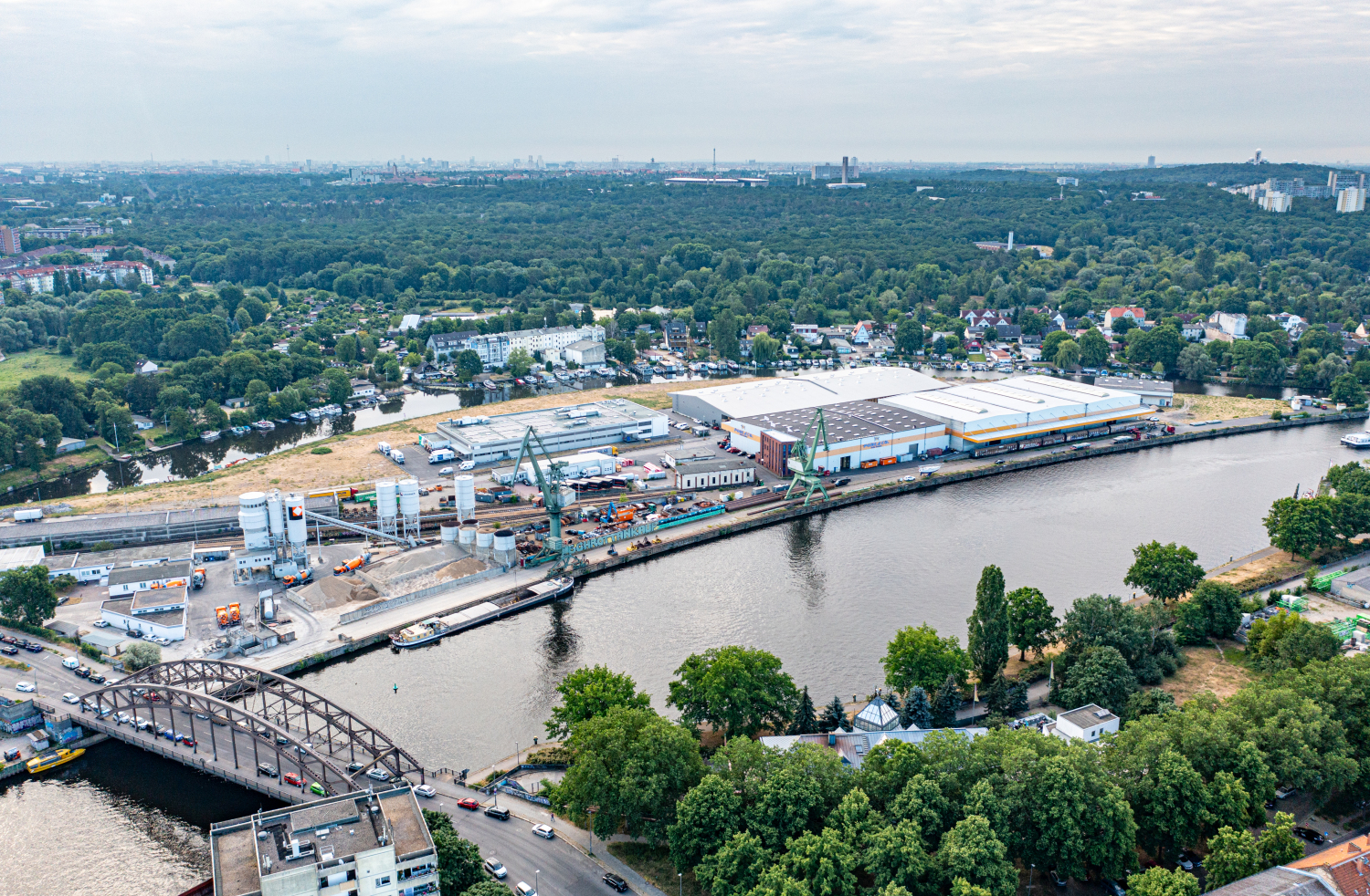 Luftbildaufnahme des Südhafens mit Zuführungsgleis; Schulenburgbrücke, Havel und Umgebung des Gebiets sind zu sehen.