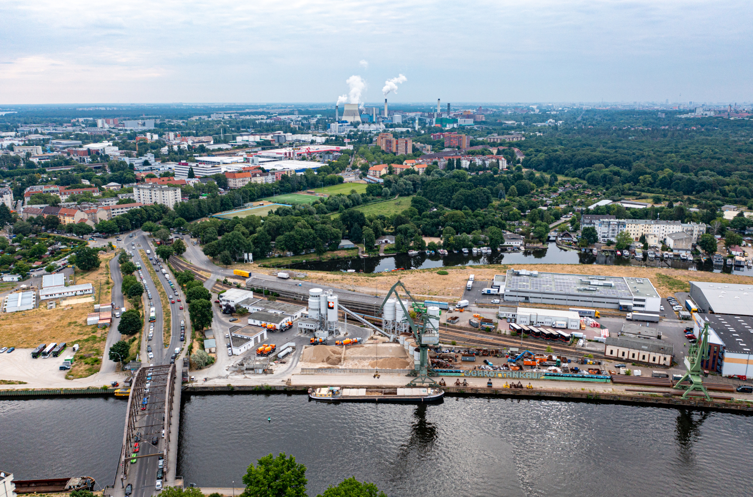 Luftbildaufnahme des Kreuzungsbereiches östlich der Schulenburgbrücke, Brücke, Havel und Oberhafen sind zu sehen.