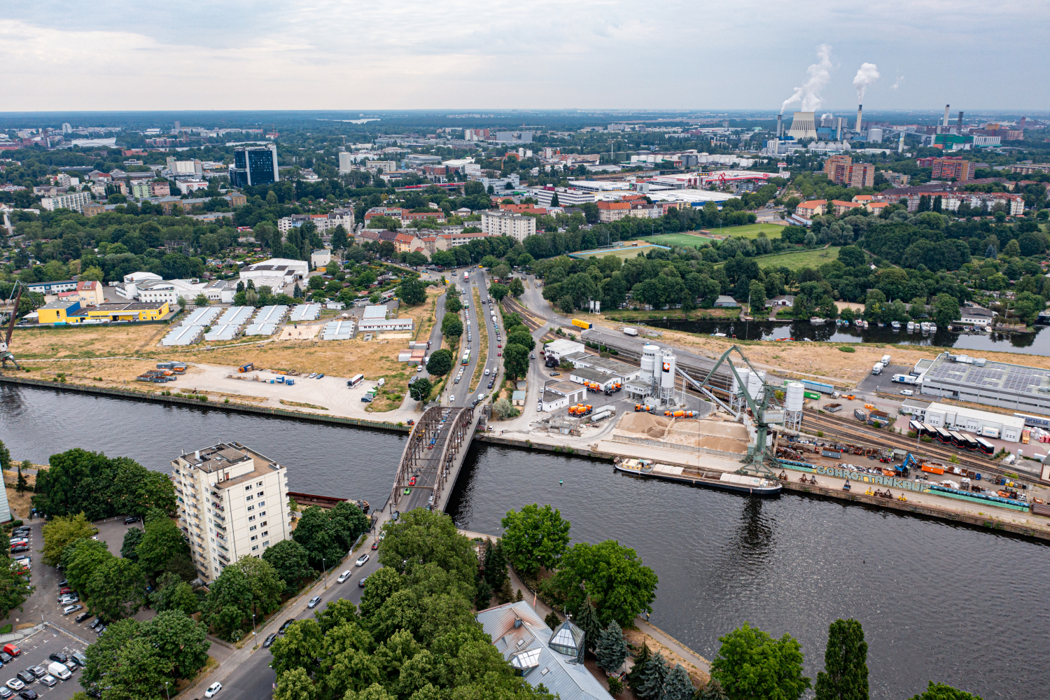 Luftbildaufnahme des Kreuzungsbereiches östlich der Schulenburgbrücke, Brücke, Havel und Oberhafen sind zu sehen.