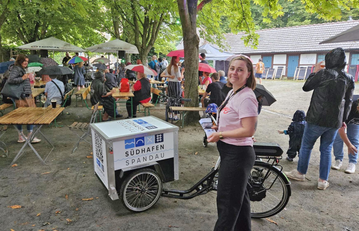 Mit dem Infobike und Flyer im Biergarten des Café Lutetia