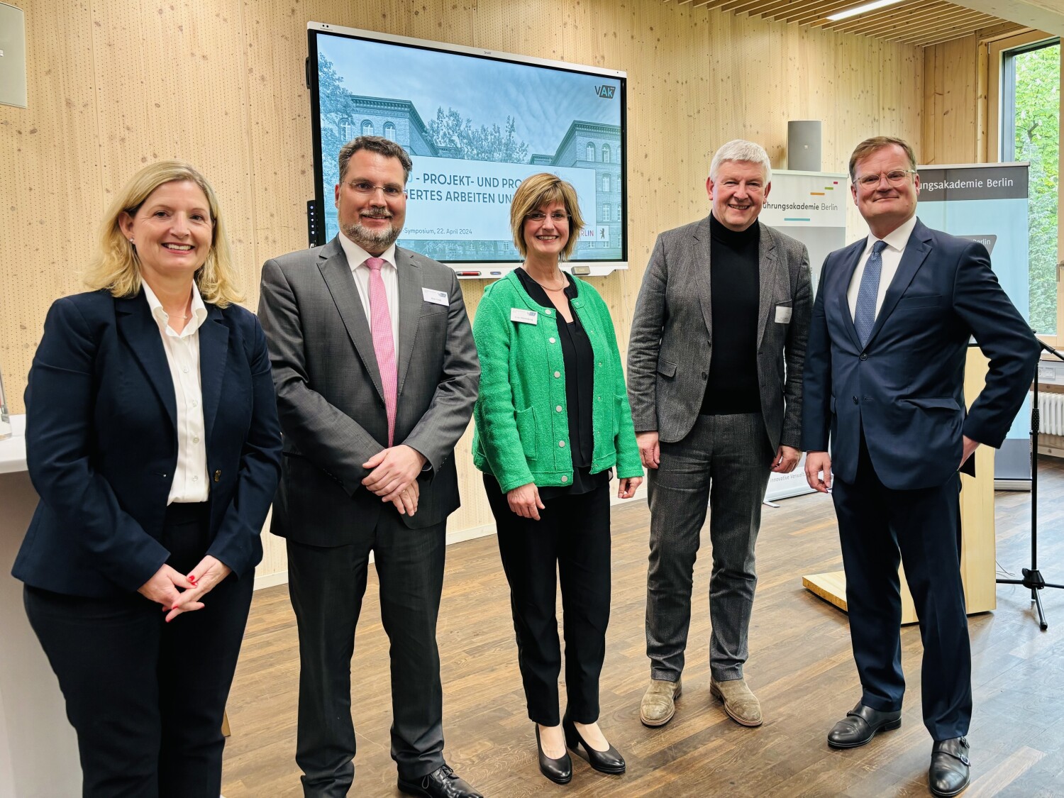 Gruppenbild mit Staatssekretär Wolfgang Schyrocki, Daniel Troll, Frauke Mönkeberg, Prof. Dr. Silke Schönert sowie Prof. Dr. Peter Thuy.