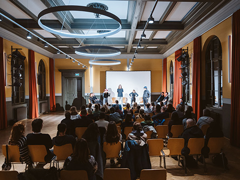 Improvisationstheater mit Janina Kutschan und den Asphaltalligatoren in der Aula