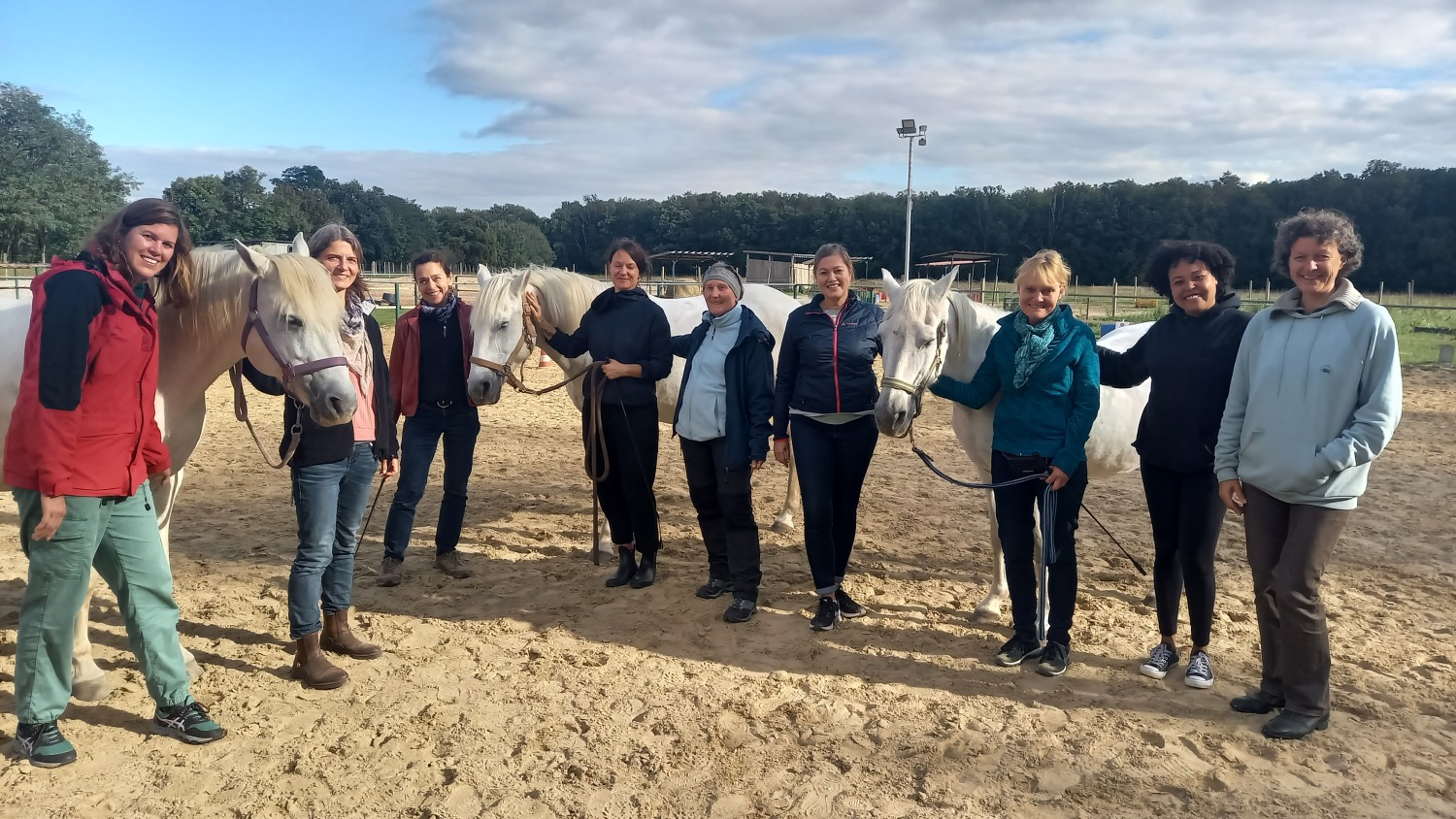 Gruppenfoto der teilnehmenden der Fortbildung Führen mit Pferden